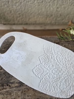 20260826_183014 Ročno izdelan keramični pladenj s čipko
