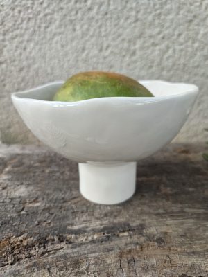 20260826_184601 Keramična skleda na podstavku z odtisom listov